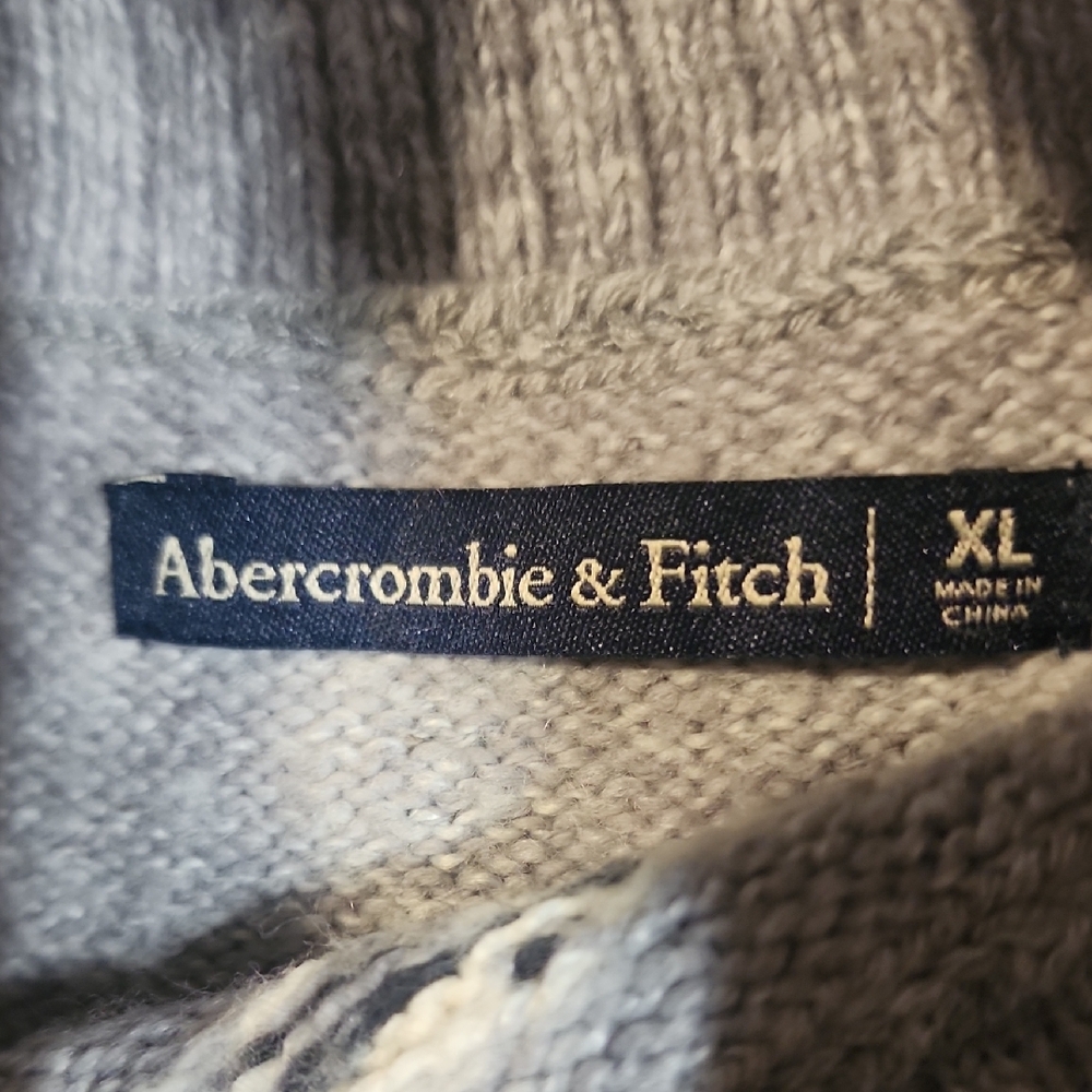 Gray Patterned Sweater - image 3